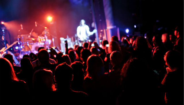 损失超20亿、现金流“撑不过两个月”，现场演出行业的生死“自救”