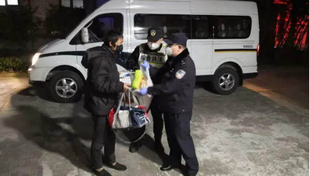 派出所,救助站,让她,房东,疫情,入住,租客,交换生,物业,小姐