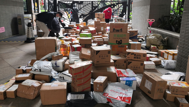 快递包裹依然卡在进小区的最后100米，“无接触配送”如何落到实处？