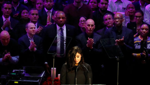 瓦妮莎、乔丹全程泪目致辞，斯台普斯万人送别科比