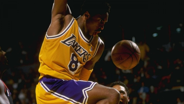 科比追思会赠品因炒卖被下架，但周边产品仍是“抢手货”