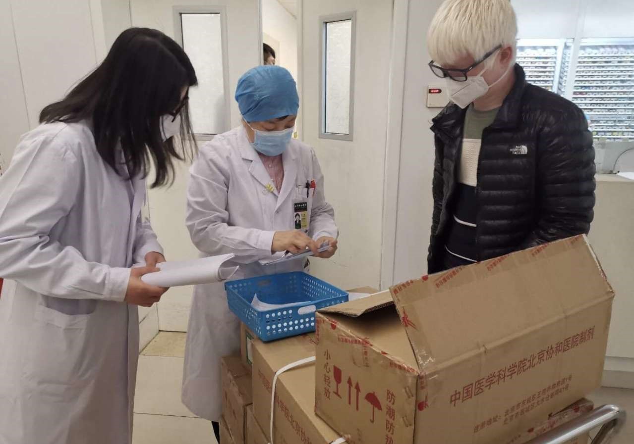 志愿者在协和医院取药