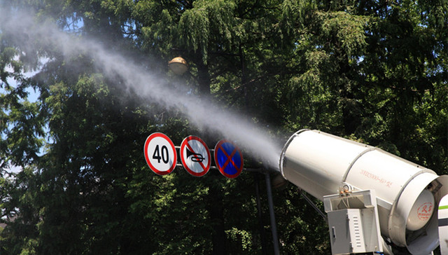 用雾炮车、无人机大面积喷洒消毒效果如何？中国疾控中心：应防止过度消毒