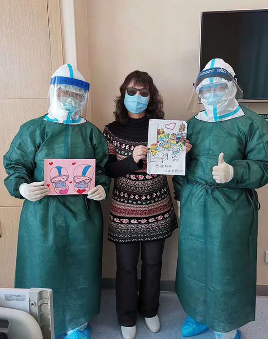 朱酉琦将自己的漫画作品送给即将出院的病人。