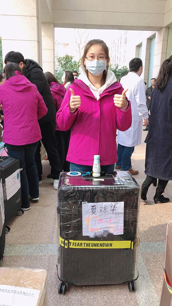 夏琼华准备出征武汉时的照片。