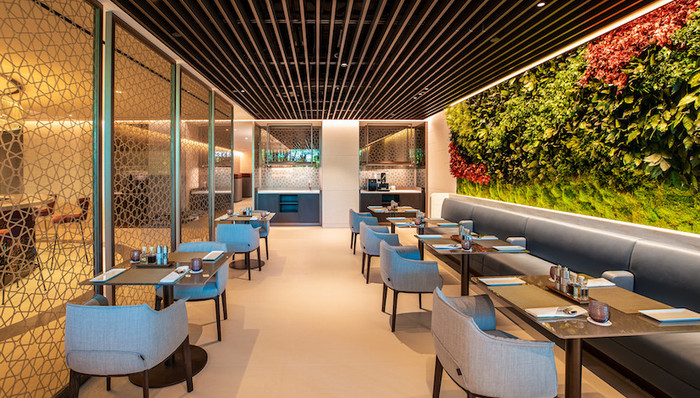 当阿拉伯建筑与花园城市碰撞，卡航在樟宜机场全新贵宾休息室亮相