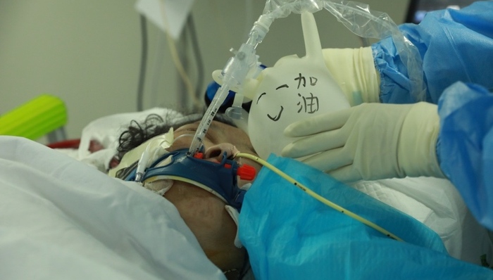 【特写】凌晨里的ICU：活着意味着一切 | 疫中人⑳