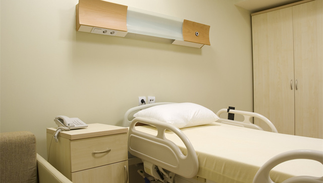 为防止出院患者复发，武汉多家方舱医院暂停办理病人出院