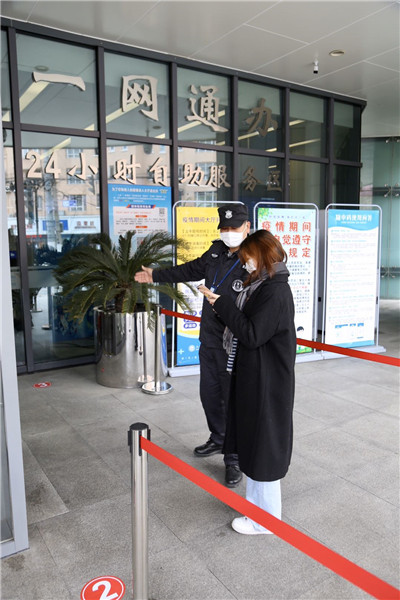 市民亮出绿码，保安示意进入大厅