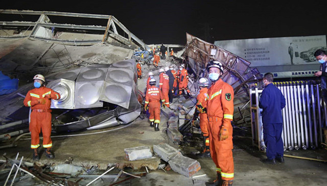 【追踪】目击者：泉州坍塌酒店楼体为钢结构，应是前倾倒塌