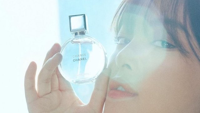 辛芷蕾香奈儿“不会用香水的女人没有未来”3·8节广告为何翻车了？