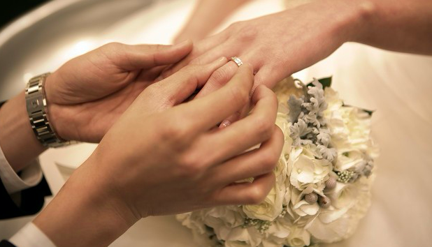 传统的婚姻正在崩塌，未来的婚姻将会怎样? 