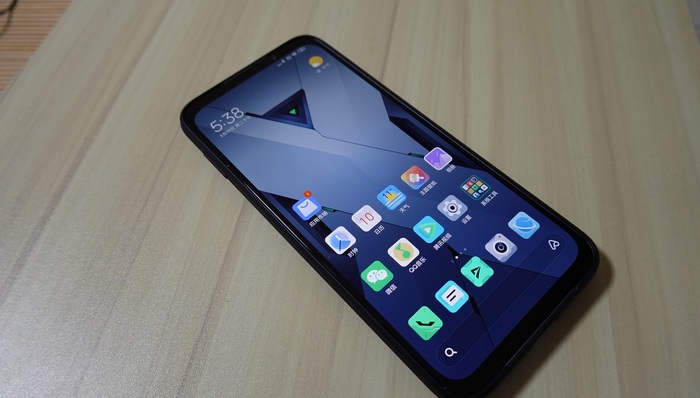 够大够厚够夸张，腾讯黑鲨游戏手机3 Pro上手体验