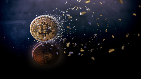 加密货币遭遇“大屠杀日”！比特币单日跌幅腰斩，爆仓人数超11万