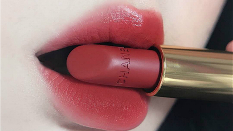 【特写】靠化妆赚钱，口红多到用不完，他们做着许多女生的理想职业