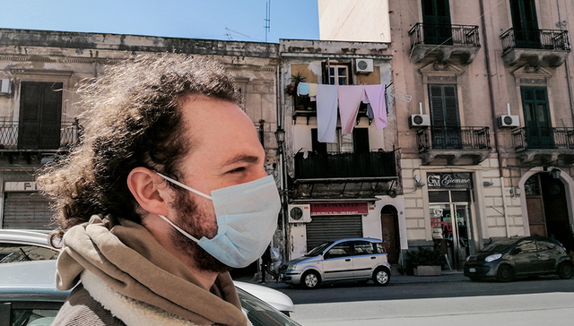 图集丨空旷的车站，降价的龙虾：世界各地疫情下的生活