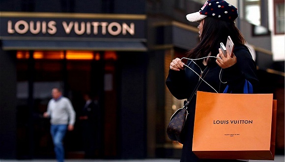 LVMH从中国订购4000万个口罩，各国时尚巨头都是如何参与抗疫行动的？