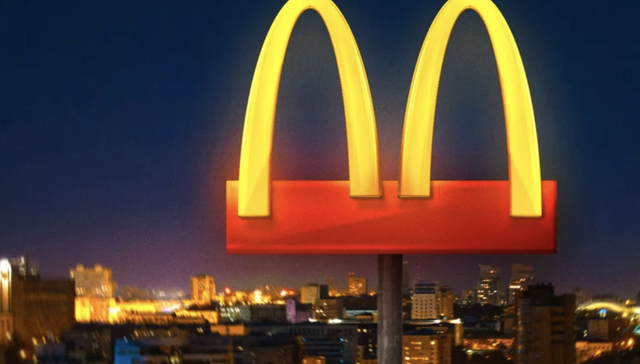 疫情之下，麦当劳的金拱门logo也分开了