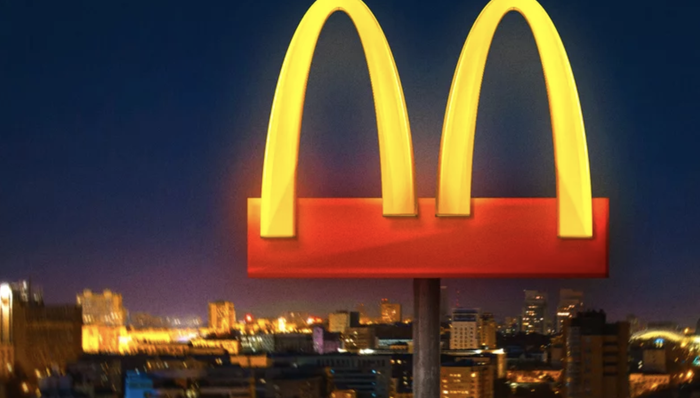疫情之下，麦当劳的金拱门logo也分开了