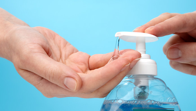 与酿酒原材料相同，百威开始转产消毒洗手液