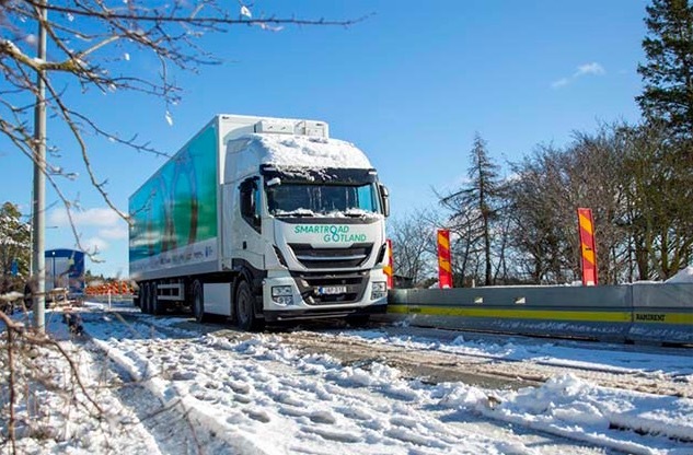 瑞典的这条公路能够让电动卡车边行驶边充电