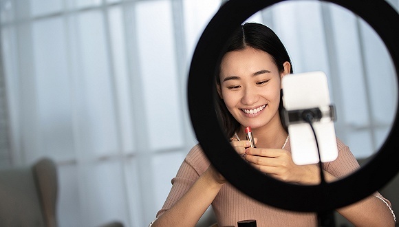 请不起李佳琦，CEO们涌进直播间带货