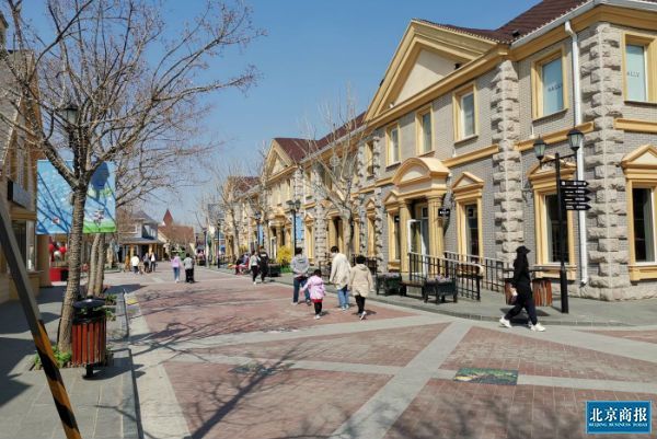 放血,奥莱,客流,吸客,奢侈品牌,燕莎奥特莱斯,商报记者,户外空间,Burberry,家庭消费者