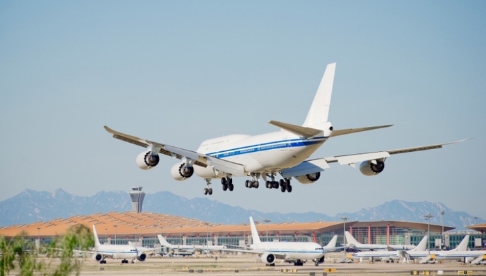 两部门：暂时停止持有效中国签证、居留许可的外国人入境