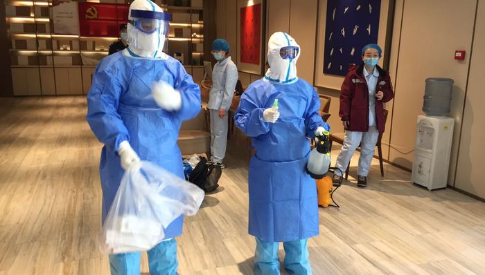 探访入境隔离酒店：最高一天入住八十人，进出隔离区需消毒