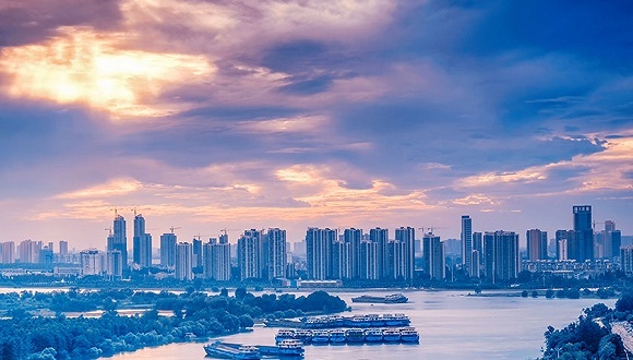 重仓大湾区，潮汕房企龙光今年目标1100亿