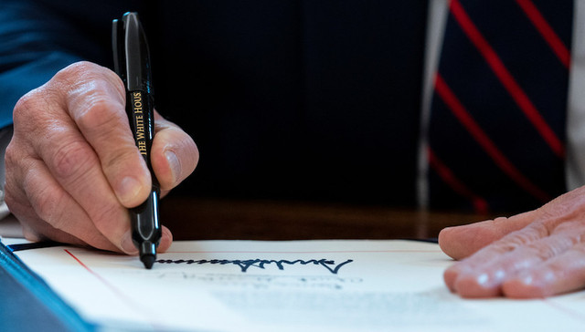 全球累计病例突破61万、美国超10万，特朗普签署2.2万亿美元刺激法案 | 国际疫情观察（3月28日）