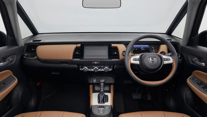 当新车座舱内的大尺寸屏幕成为流行趋势，本田却反其道而行之
