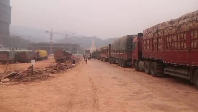 【口述】为一车西瓜，我在老挝边境排了8天队