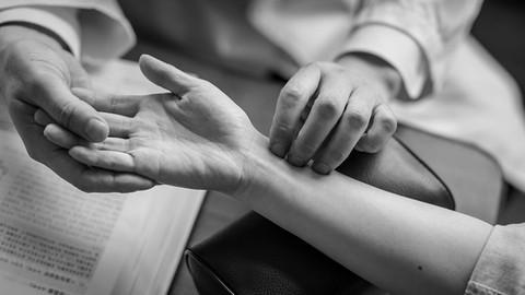 冯效林每天坚持接诊救治患者，在工作中不幸感染新冠肺炎