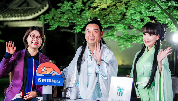 梁建章再开直播，不惜形象古装带货