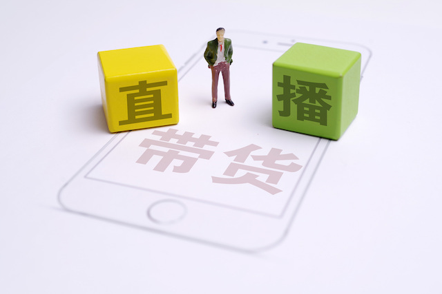 斗鱼虎牙腹背受敌，突围直播电商