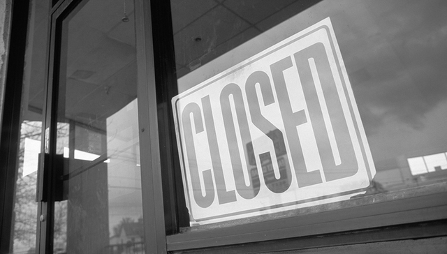 失业潮空前美国70万人“下岗”，全面损失未来数月显现