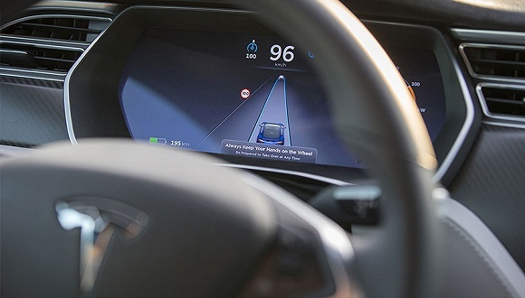 特斯拉将对用户推送新功能，可直接在中控屏上调取车载摄像头录制的视频