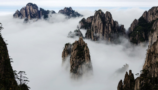 黄山景区2万人限流一早饱和，清明小长假出现游客拥挤现象