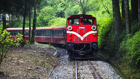 国务院通报郴州火车脱轨事故：初判为泥石流引起侧翻