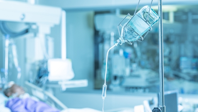 女子英国探亲返京隔离，出现症状未报告导致重症