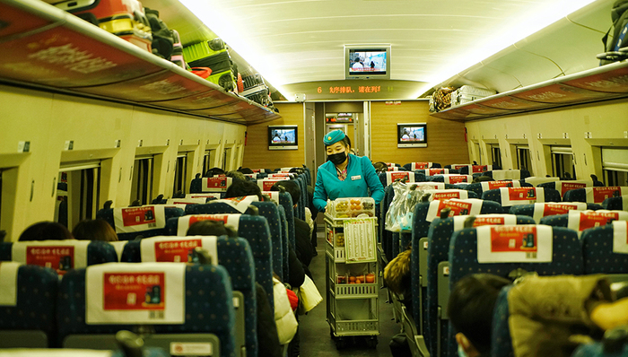 高铁上摘口罩吃饭引冲突，铁路公安回应处理结果