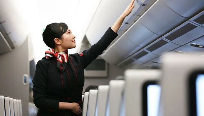 时隔7年日本航空推出新制服，女性裤装首次上线