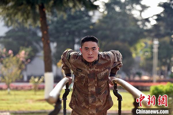 “二次入伍”的老兵：不负韶华迎挑战矢志不渝守卫家国