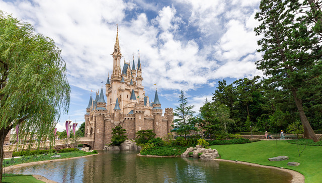 文娱早报 | 美国4.3万名迪士尼员工将放无薪假 桑德拉·布洛克向洛杉矶儿童医院捐赠6000个N95口罩