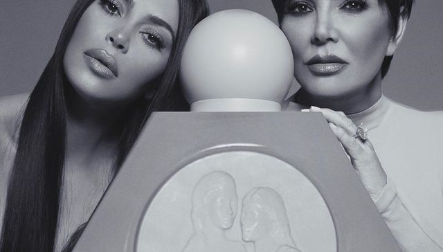 是日美好事物｜卡戴姗母女创作“母爱”香水，OFF-WHITE把装订夹做成it bag