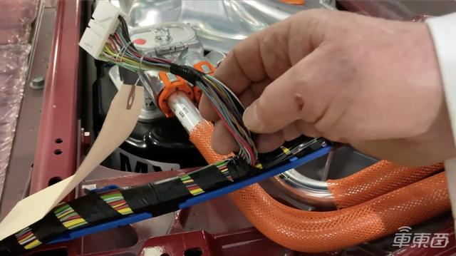 为看清特斯拉Model Y线缆的真面目 他拆了这辆车