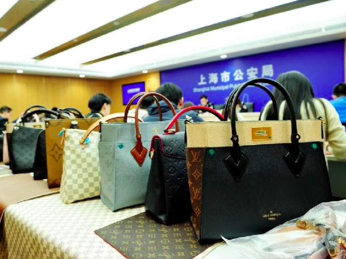全国首例！上海警方侦破制售假冒“LV”等奢侈品箱包原材料案，涉案2亿余元！