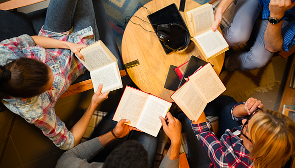 疫时的黑暗，以共读照亮：一幅中国线上读书会的群像