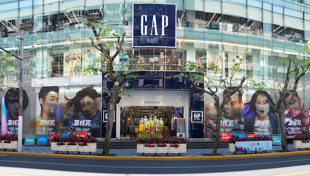 GAP和喜家德门店现“罩样笑”巨幅海报，疫情下广告圈在做什么？